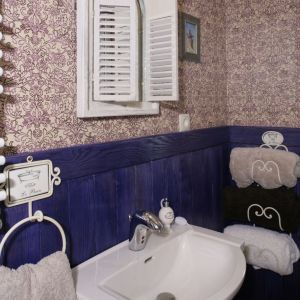Bezdotykowa bateria (Oras) to hotelowy akcent w łazience dla gości. Ceramika sanitarna (marki Roca) mocno kontrastuje z fioletem okładzin ściennych. Fot. Monika Filipuk-Obałek