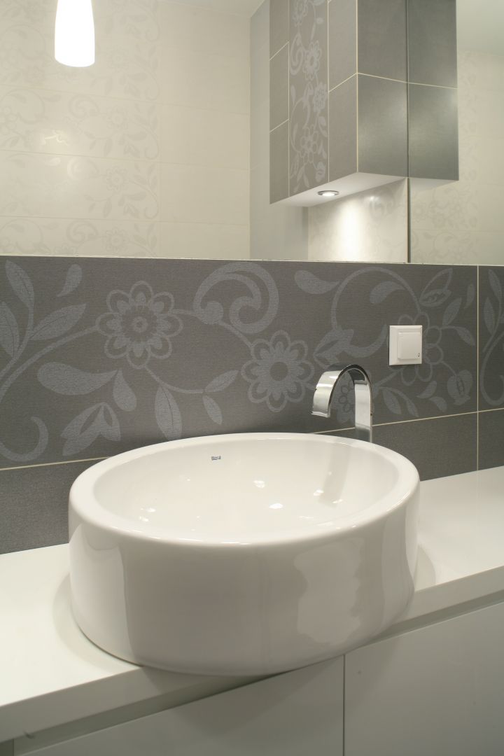 Głównym elementem dekoracyjnym łazienki są płytki ceramiczne z motywem kwiatowym z kolekcja Amanda Ceramiki Paradyż. Fot. Bartosz Jarosz