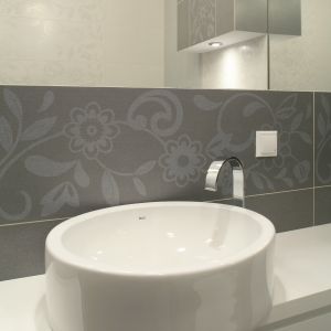 Głównym elementem dekoracyjnym łazienki są płytki ceramiczne z motywem kwiatowym z kolekcja Amanda Ceramiki Paradyż. Fot. Bartosz Jarosz