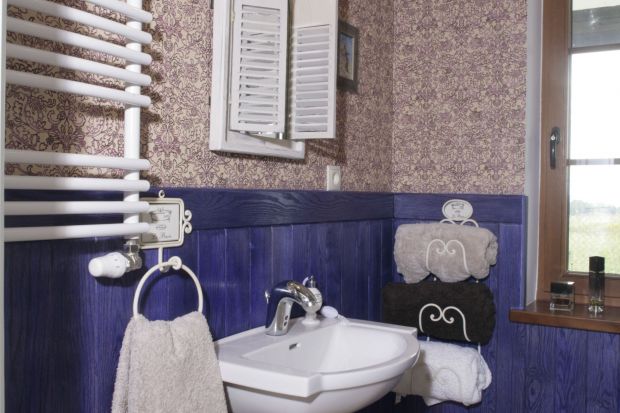 Lawendowa łazienka w angielskim stylu – z kolorową boazerią i tapetą 