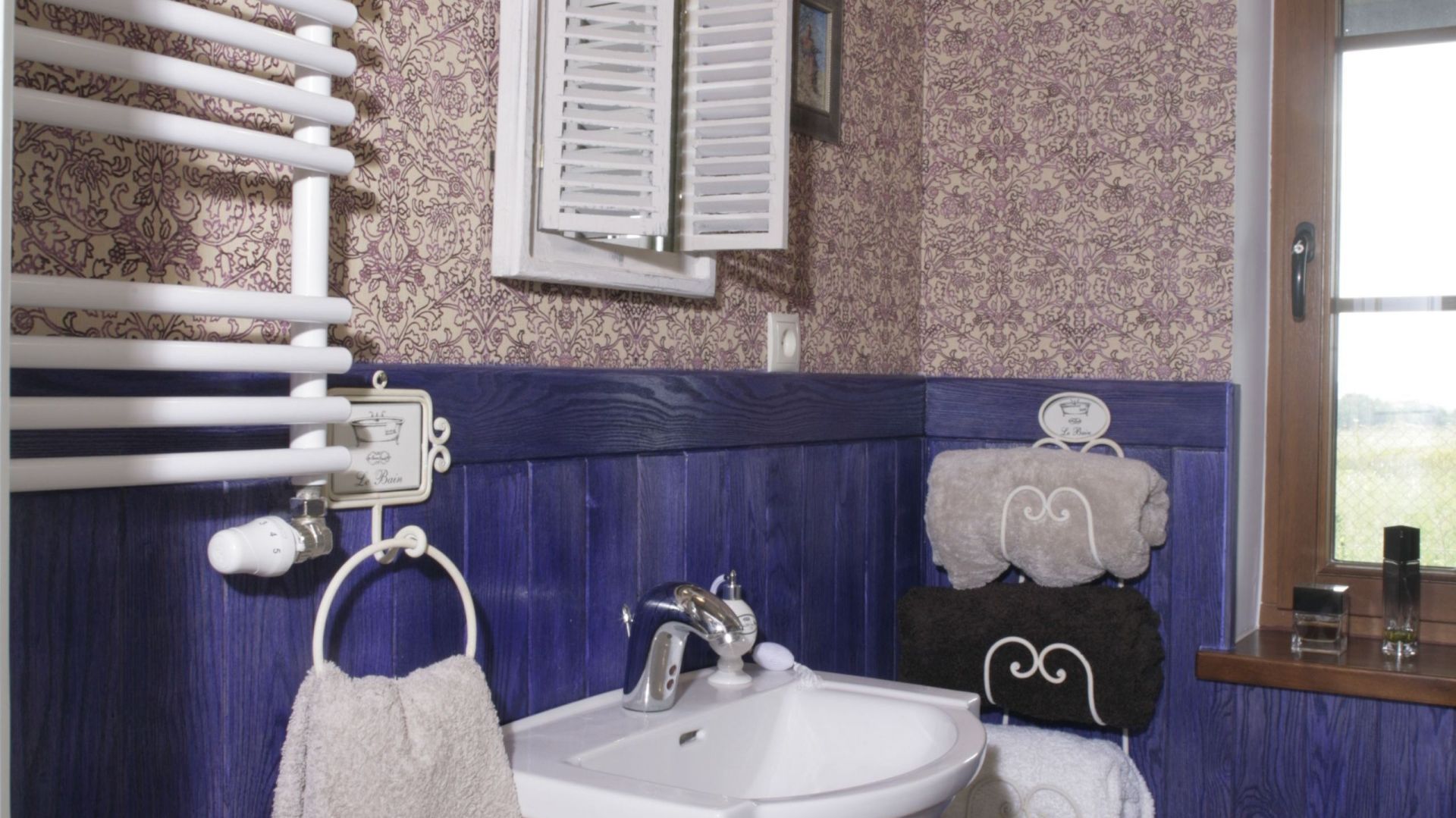 Lawendowa łazienka w angielskim stylu – z kolorową boazerią i tapetą 
