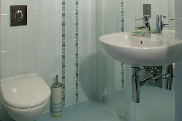 Sposób na małą łazienkę – jasne płytki i lustra