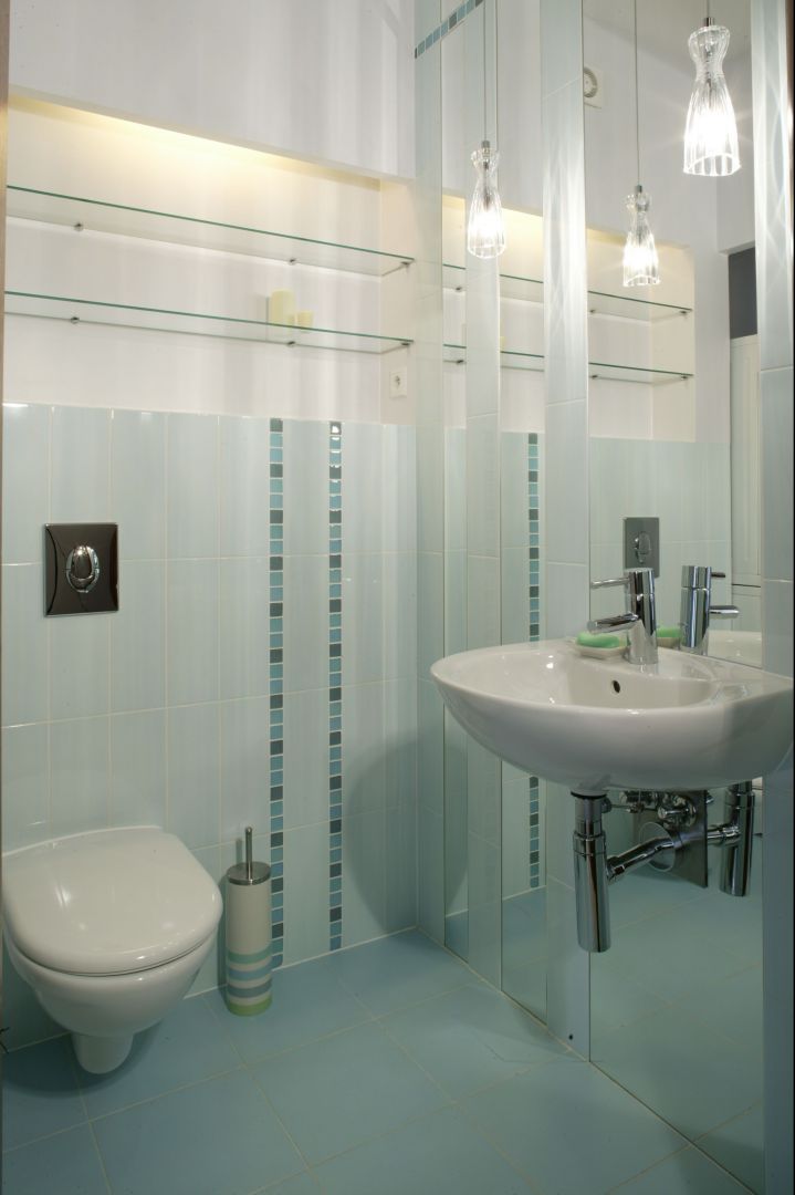 Przezroczyste szkło i lustra pozwalają optycznie powiększyć małą łazienkę. Fot. Monika Filipiuk-Obałek