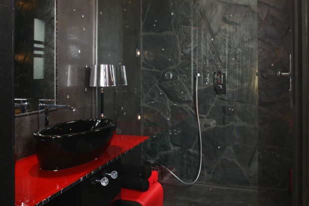 Prysznic jak w skalnej grocie – zaskakująca łazienka dla gości 