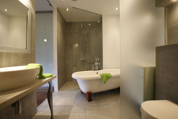 Salon kąpielowy przy sypalni – tak można powiększyć łazienkę