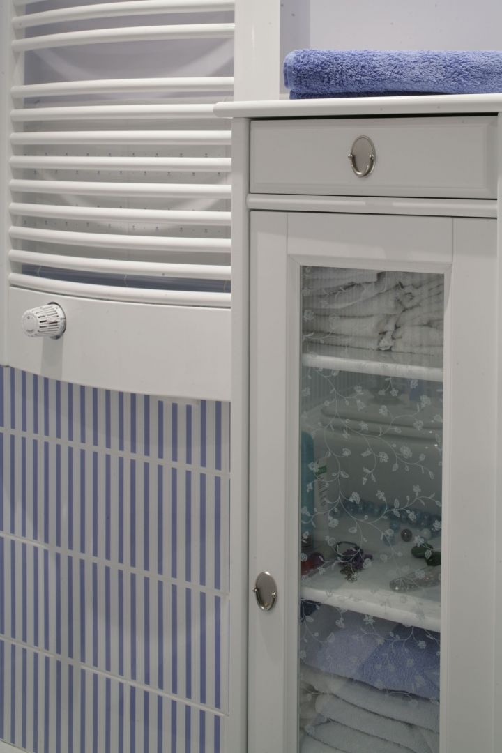 Klimatyczna szafka z szybką pozwala łatwo zobaczyć łazienkowe przybory. Fot. Monika Filipiuk-Obałek