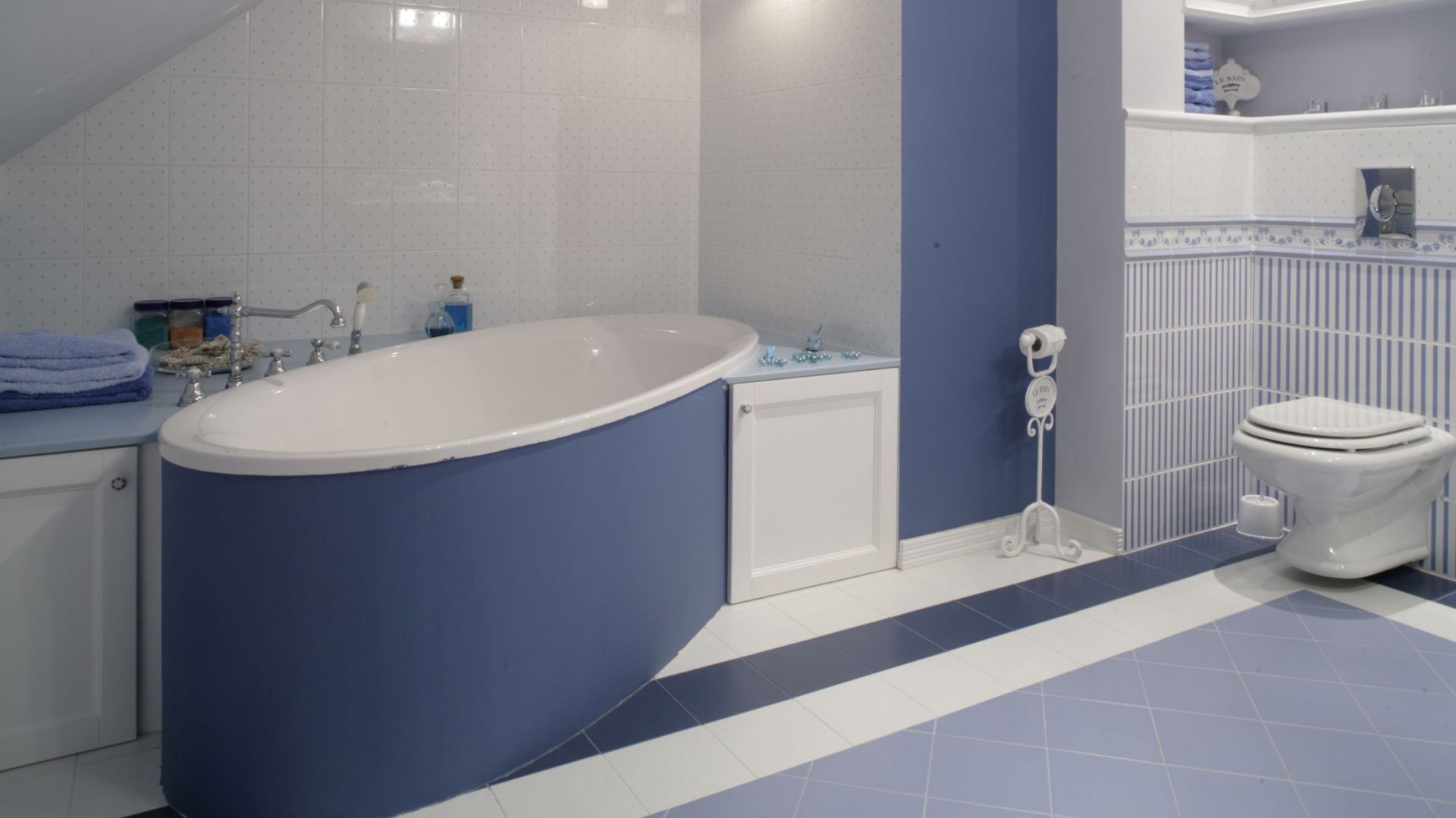 Piękny pokój kąpielowy, to bardziej domowe „spa” niż tradycyjna łazienka, w której zwykle szybko wykonujemy wszystkie zabiegi i pędzimy dalej. Fot. Monika Filipiuk-Obałek