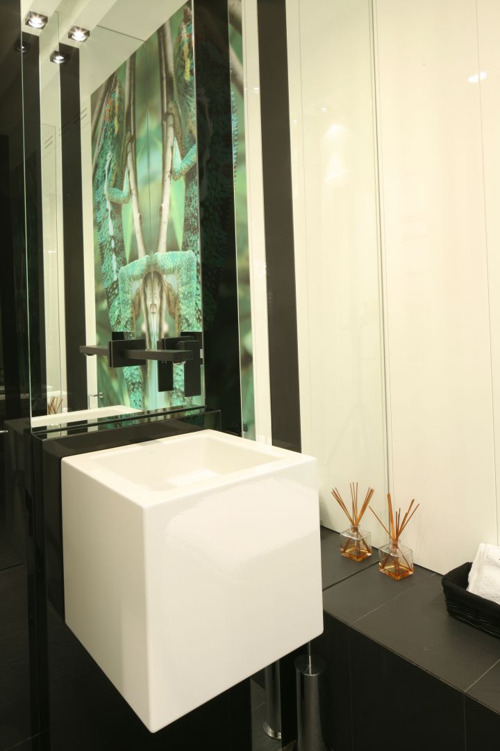 Kubistyczna bryła umywalki z katalogu Alape  podkreśla reprezentacyjny charakter pomieszczenia. Fot. Bartosz Jarosz