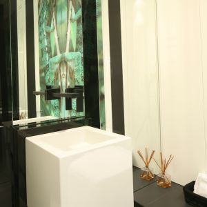 Kubistyczna bryła umywalki z katalogu Alape  podkreśla reprezentacyjny charakter pomieszczenia. Fot. Bartosz Jarosz