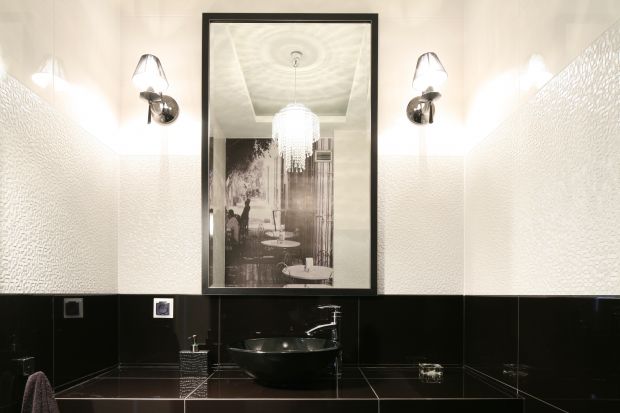 Łazienka dla gości w czerni i bieli: z wyjątkową fototapetą