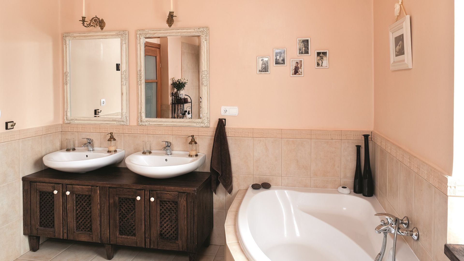Łazienkę urządzono w beżach. Szafkę pod umywalki zaprojektowała pani domu. Jest wykonana z bejcowanego na brąz drewna. Ma porcelanowe uchwyty. Fot. Bartosz Jarosz