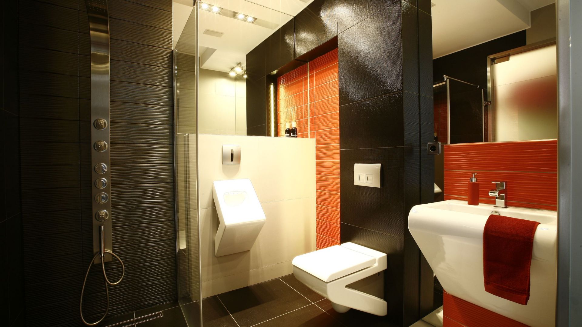 Domowa łazienka z pisuarem: zobacz pomysły architektów