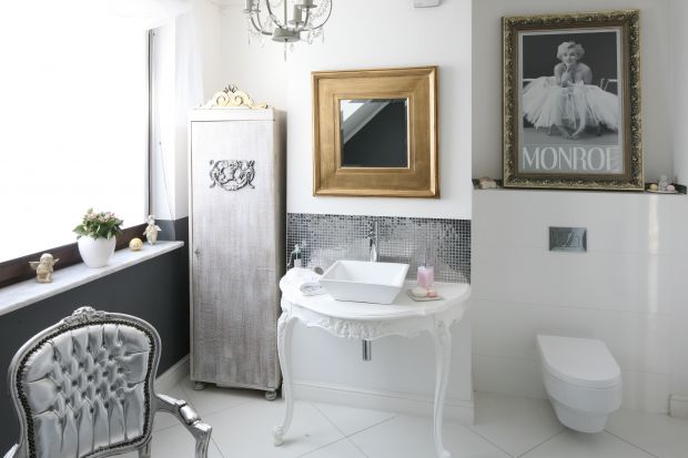 Łazienka  na poddaszu – wnętrze w stylu glamour z Marylin Monroe