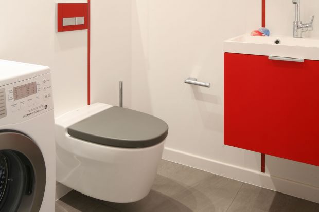 Biała łazienka ożywiona kolorem – ładna i praktyczna
