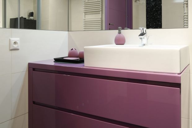 Łazienka z kolorową szafką – wnętrze z pomysłem