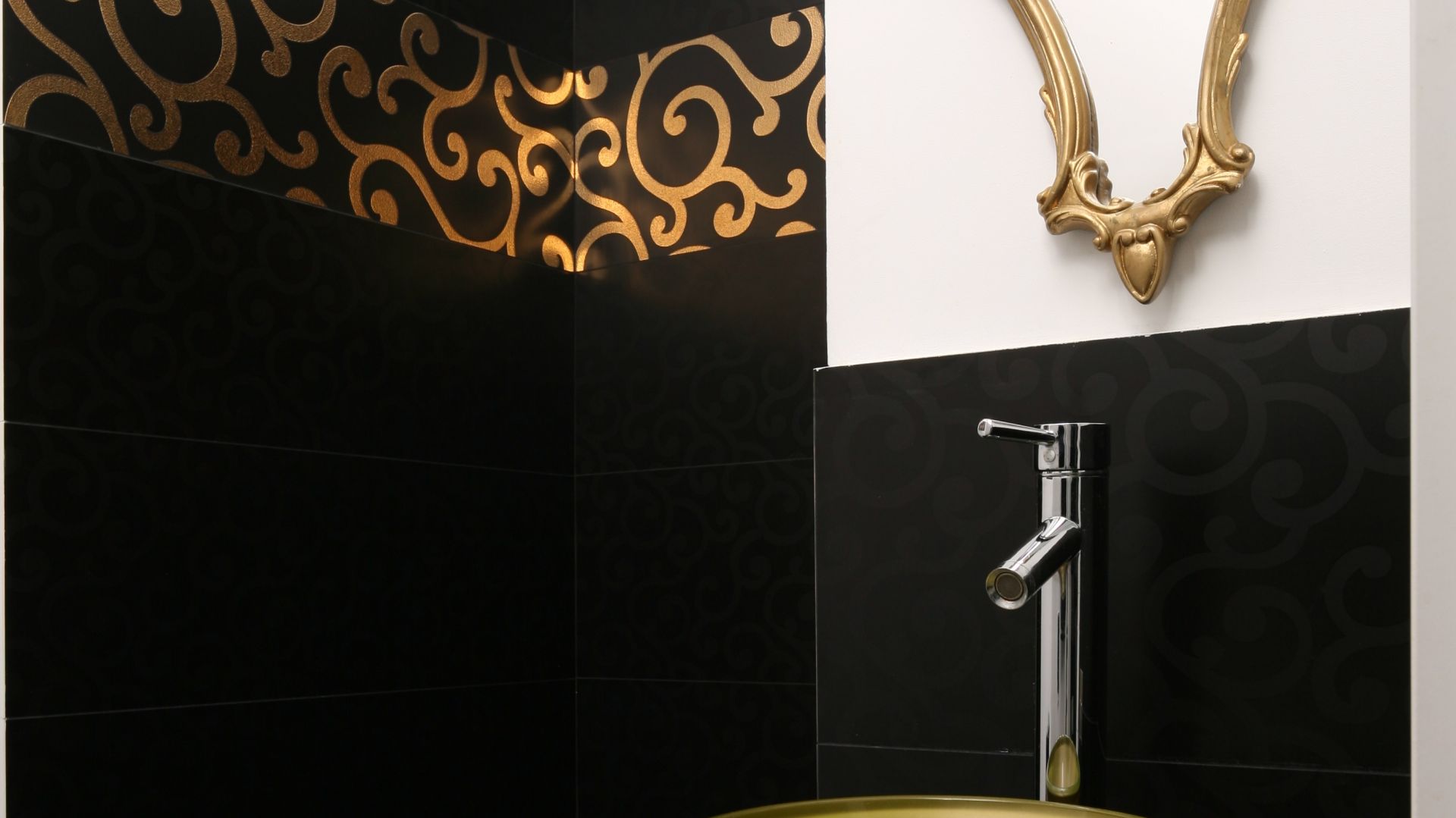 Elegancka łazienka dla gości: w bieli, czerni i złocie