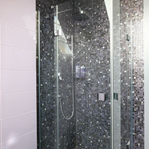 W kabinie prysznicowej (Hűppe) tradycyjny brodzik zastąpił opływ w podłodze. Fot. Bartosz Jarosz