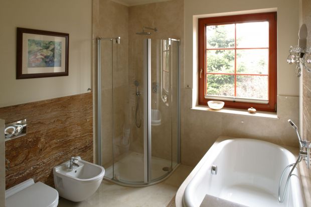 Naturalny marmur czy trawertyn przez długie lata będzie piękną ozdobą łazienki. Taką ponadczasową i trwałą okładzinę można stosować w każdej strefie łazienki.