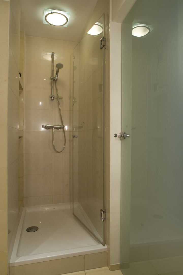 Wygodna kabina prysznicowa to model o większych, niż standardowe rozmiarach. Wysoki wzrostem pan domu może się w niej czuć komfortowo. Fot. Monika Filipiuk-Obałek