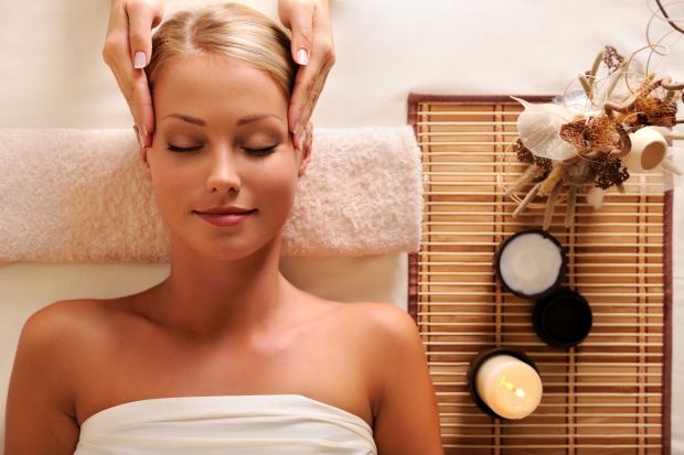 Poczuj prawdziwy relaks – aromatyczna kąpiel z chromoterapią  