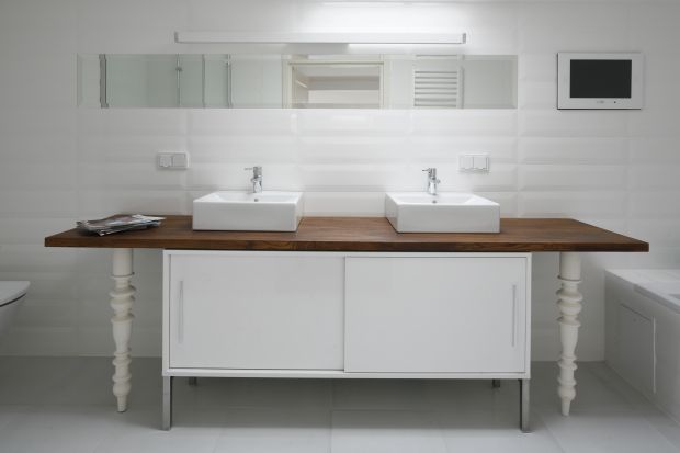 Biała łazienka ocieplona drewnem – tak możesz urządzić poddasze