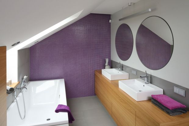 Modna łazienka ocieplona drewnem – tak urządzają polscy projektanci 