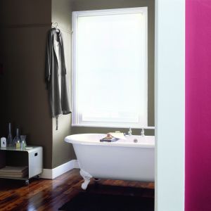 Ciemne kolory, zwłaszcza w połączeniu z mocnymi kolorami, np. różem, nadają łazience elegancki szlif. Fot. Dulux
