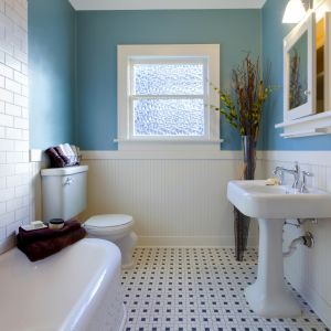 Biała łazienka w klasycznym stylu to baza to ciekawych eksperymentów kolorystycznych. Ściany modnie jest pomalować np. na niebiesko lub inny, ulubiony kolor. Fot. Para Paints