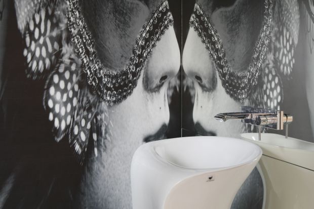 Mała łazienka – niesamowity projekt z fototapetą
