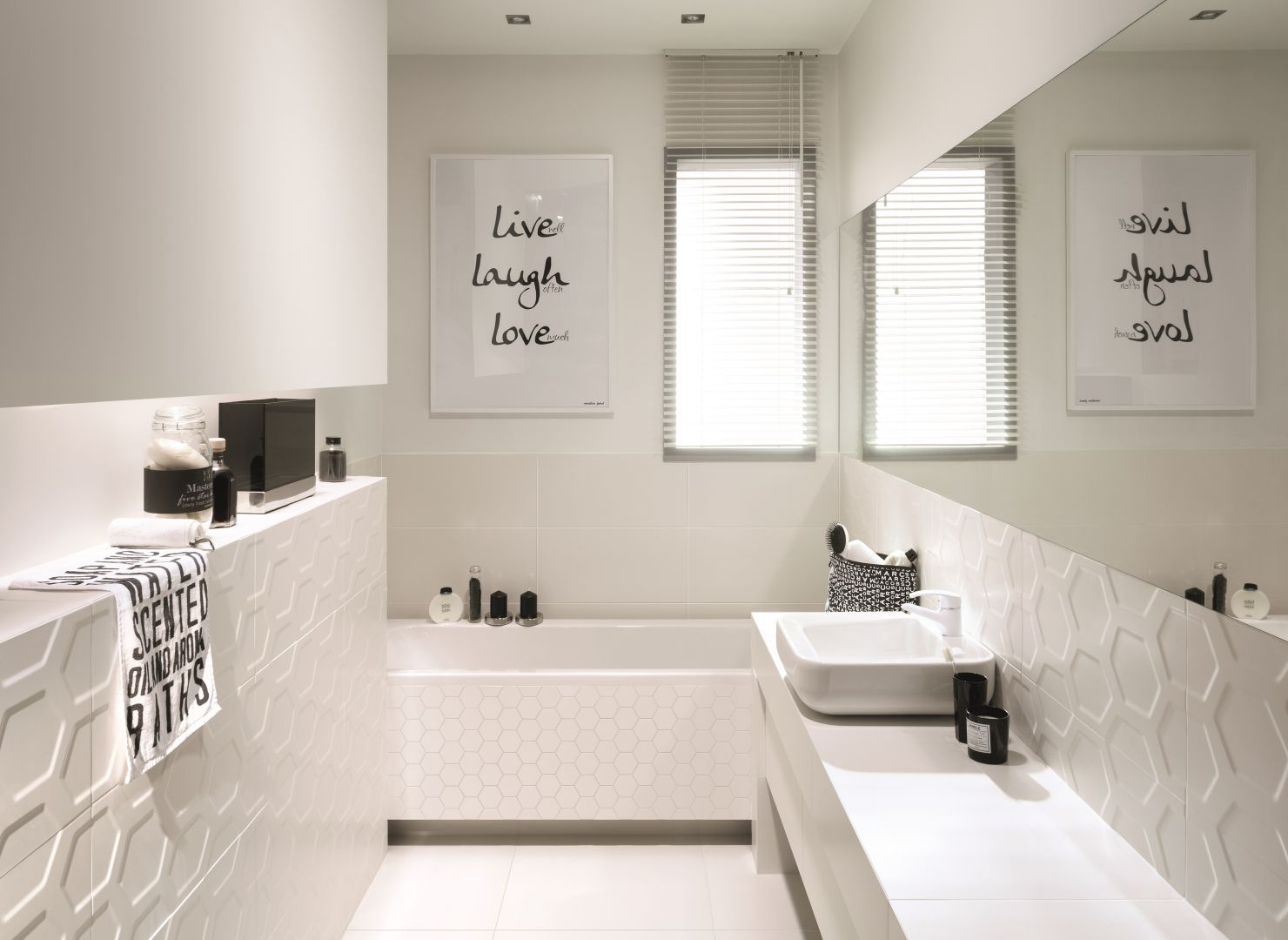 Kolekcję płytek All in White marki Tubądzin można znaleźć w aktualnej ofercie salonów łazienkowych BLU. Ceny: 87 zł/m kw. (glazura), 95 zł/m kw. (gres), 35 zł/plaster (mozaika). Fot. Tubądzin