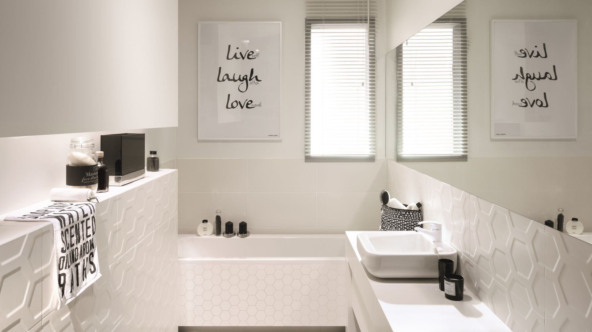 Kolekcję płytek All in White marki Tubądzin można znaleźć w aktualnej ofercie salonów łazienkowych BLU. Ceny: 87 zł/m kw. (glazura), 95 zł/m kw. (gres), 35 zł/plaster (mozaika). Fot. Tubądzin