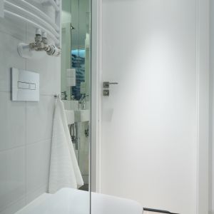 Proste, białe drzwi łazienkowe z podcięciem wentylacyjnym na dole. Proj. Anna Maria Sokołowska. Fot. Bartosz Jarosz
