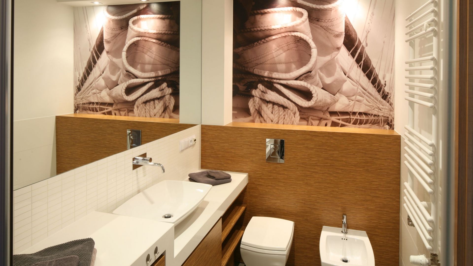 Modne lustra: 15 sposobów na optyczne powiększenie łazienki