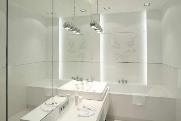 Lekka i świeża aranżacja łazienki oczarowuje finezją kształtów oraz światła. Wszechobecny biały kolor otula ją jak jedwab. Tutaj aż chce się poleżeć w wannie!