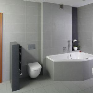 Prosta, nowoczesna i ponadczasowa łazienka z gładkimi płytkami w szarym kolorze. Proj. Piotr Stanisz. Fot. Bartosz Jarosz
