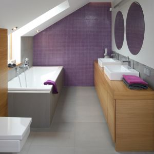 W łazience na pietrze szare płytki zestawiono z fioletowa mozaiką i drewnem. Proj. Małgorzata Galewska. Fot. Bartosz Jarosz
