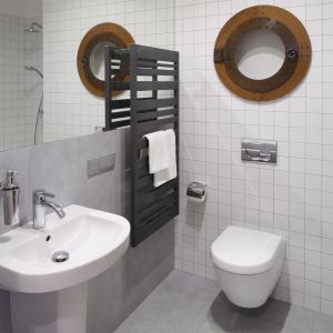 Mała łazienka w stylu loft – na ścianach i podłodze szare płytki ceramiczne przypominające kamień. Proj. Marta Kruk. Fot. Bartosz Jarosz
