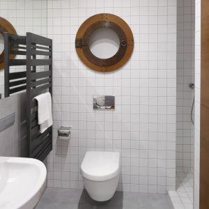 Białe płytki w kształcie kwadratów idealnie pasują do łazienki w minimalistycznym stylu. Fot. Bartosz Jarosz
