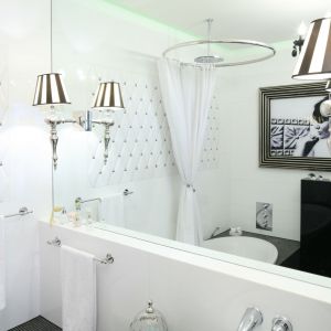 Elegancki styl glamour zdominował tę piękną białą łazienkę na pięciu metrach. Proj. Małgorzata Galewska. Fot. Bartosz Jarosz