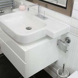 Biała łazienka w eleganckich płytkach to modne wnętrze o pięciu metrach kwadratowych powierzchni. Proj. Beata Ignasiak. Fot. Bartosz Jarosz