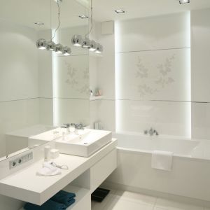 Biała łazienka to wnętrze niezwykle eleganckie; delikatne wiszące lampki pięknie je dekorują. Proj. Anna Maria Sokołowska.  Fot. Bartosz Jarosz