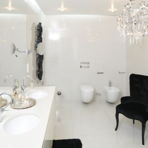 Wystrój łazienki nawiązuje do stylistyki pozostałych pomieszczeń w domu. Dominuje tu biel, a czarne elementy dekoracyjne mocno się na tym tle wyróżniają. Fot. Bartosz Jarosz