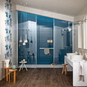 Niebieski, kwiatowy dekor na ścianie to płytki Imperfetto marki Marazzi. Fot. Marazzi