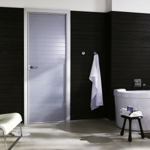 Drzwi Swing Door Raumplus. Rama z aluminum, wypełnienie: laminowane szkło bezpieczne z folią kolorową. Fot. Raumplus