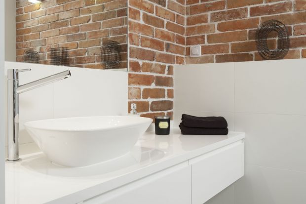 Biała łazienka z cegłą – gotowy projekt w stylu loft 