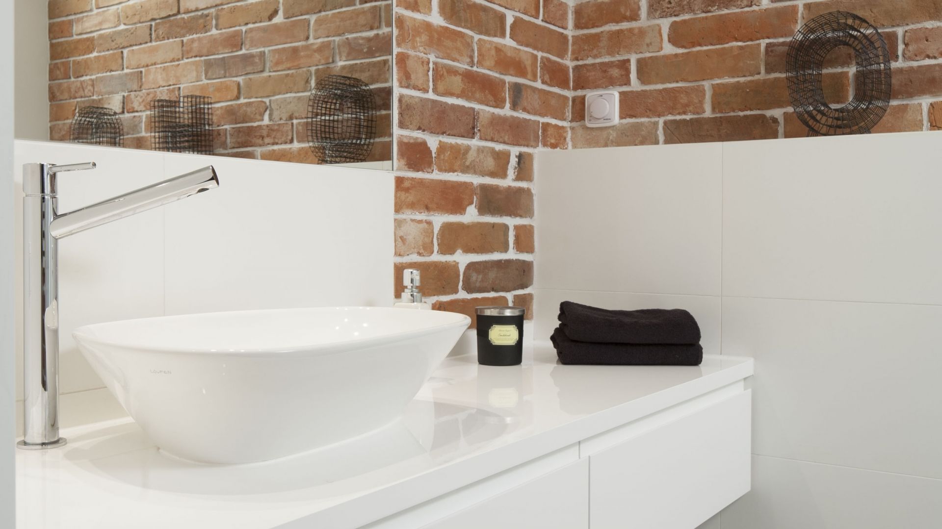 Biała łazienka z cegłą – gotowy projekt w stylu loft 