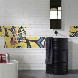 Mash-up firmy Imola Ceramica – płytki ze wzorem cegły; kolorowe graffiti to nawiązanie do klimatycznych murów miasta. Fot. Imola Ceramica