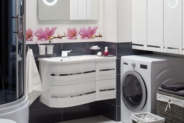 Mała łazienka oznacza problemy ze zmieszczeniem wszystkich sprzętów, a głównie pralki. Jak rozplanować przestrzeń, żeby wygodnie z niej korzystać?