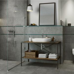 Minimalistyczna łazienka przykuwa uwagę dzięki płytkom przypominającym beton. Na zdjęciu: seria Monti marki Cersanit. Fot. Cersanit