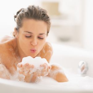 W miękkiej wodzie mydło i szampon łatwiej się pienią. Ich zużycie jest mniejsze.